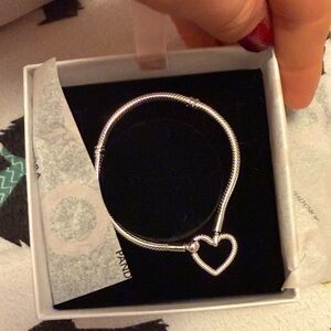 BRAND NEW PANDORA Silver Heart Charm Bracelet